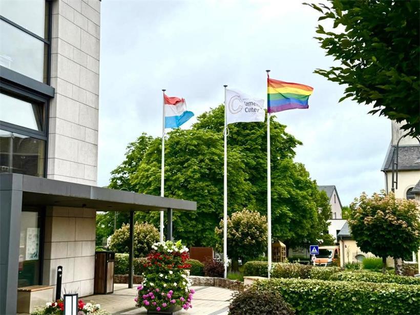 Regenbogenflagge für Vielfalt und Toleranz weht vor dem Rathaus in Contern an sonnigem Tag