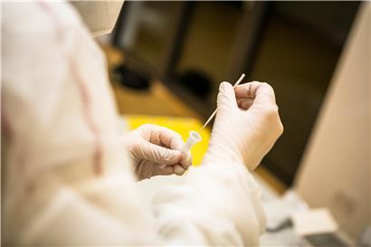 Derzeit wird bei Schnelltests noch durch die Nase getestet – das könnte sich in Zukunft aber ändern
