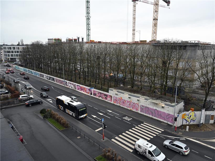 Baustelle der CHL-Tram-Erweiterung mit zukünftiger oberirdischer Tram-Haltestelle im urbanen Umfeld