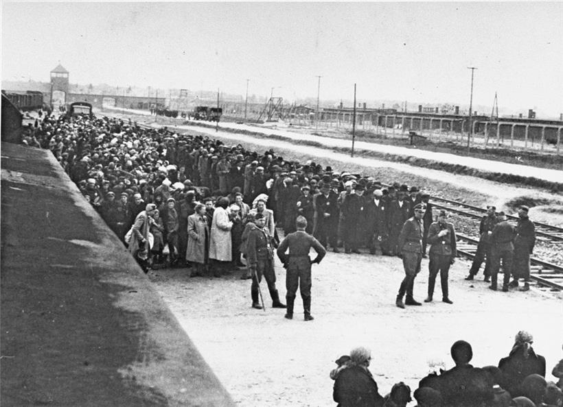 Des Juifs à leur arrivée au camp d’extermination d’Auschwitz-Birkenau. Les médecins SS du camp procédaient à la sélection. Si l’index du médecin pointait vers la gauche, cela signifiait l’assassinat immédiat dans une chambre à gaz, vers la droite, l’envoi dans un camp de travail forcé.
