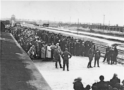 Des Juifs à leur arrivée au camp d’extermination d’Auschwitz-Birkenau. Les médecins SS du camp procédaient à la sélection. Si l’index du médecin pointait vers la gauche, cela signifiait l’assassinat immédiat dans une chambre à gaz, vers la droite, l’envoi dans un camp de travail forcé.
