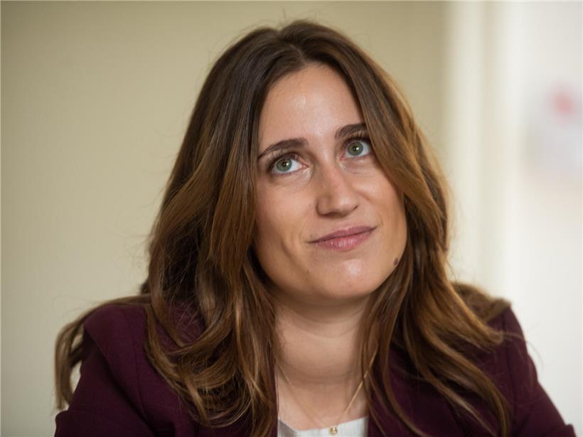 Politflüsterer stellt Liz Braz Frage zum Streitgespräch mit Fred Keup – politische Diskussion und Meinungsvielfalt sichtbar