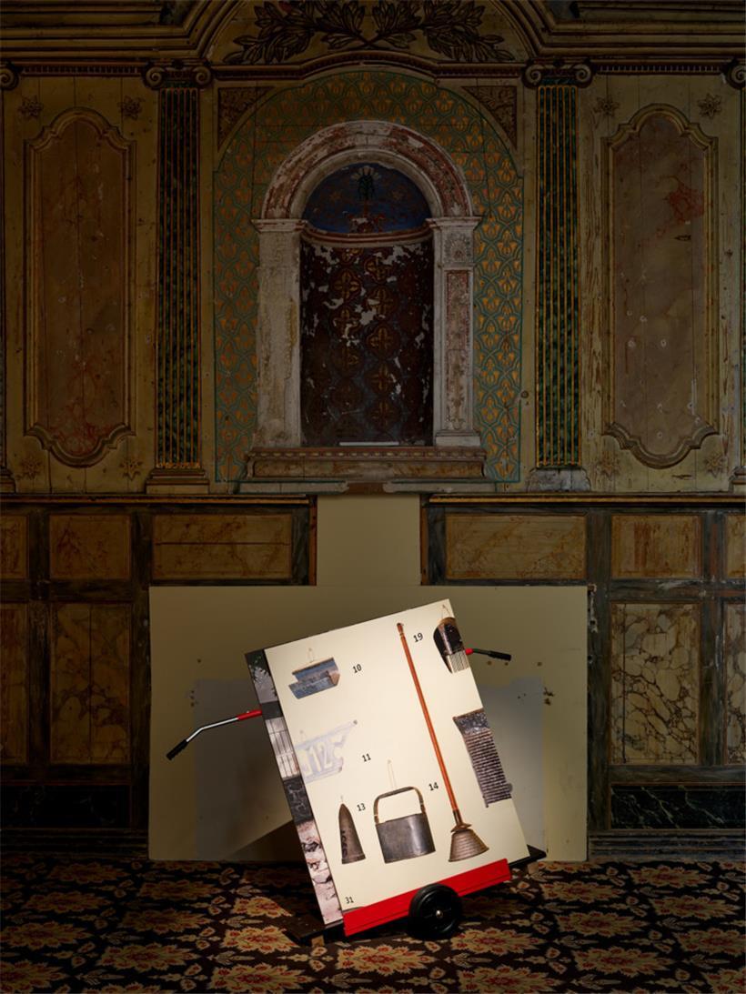 Des chariots amovibles, où des photos feignent d’être disponibles au rabais 
