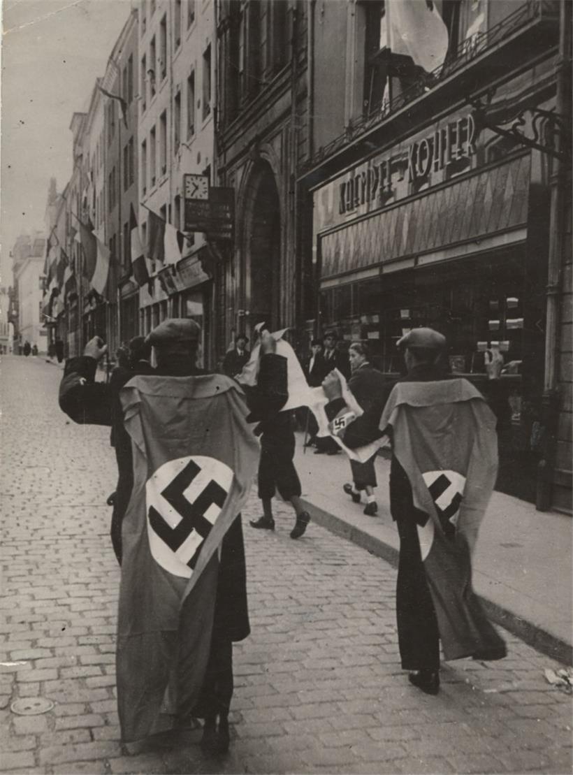 Des collaborateurs fascistes luxembourgeois escortés par des résistants luxembourgeois après la libération de la ville de Luxembourg, le 10 septembre 1944
