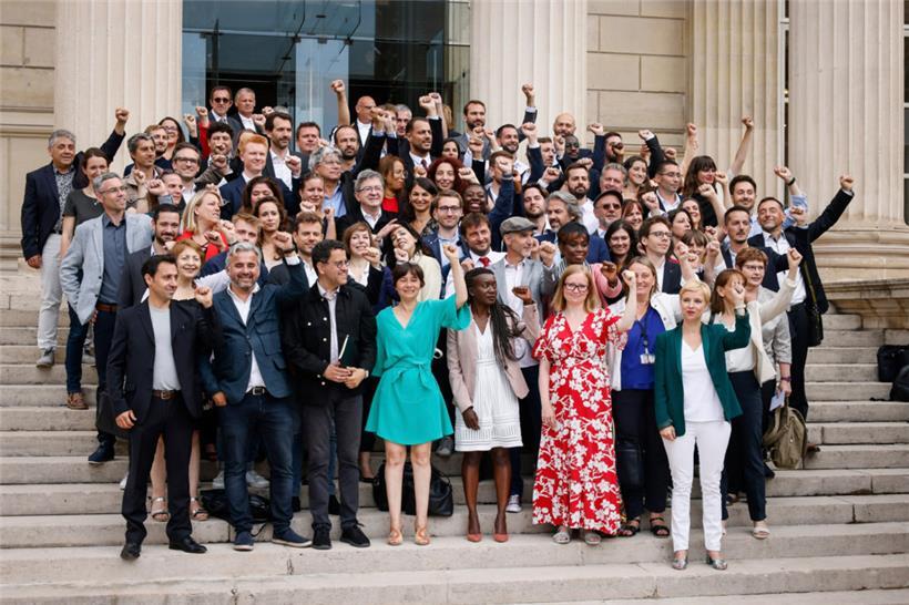 Des députés nouvellement élus du parti de gauche La France Insoumise posent devant le siège de l’Assemblée nationale
