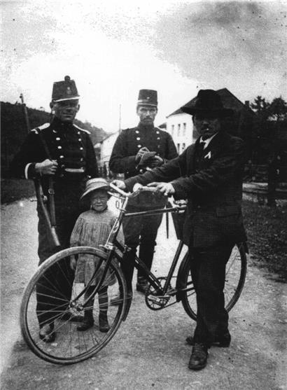 Des douaniers luxembourgeois en poste, dont à gauche Joseph Tandel, nommé à Belval en 1934
