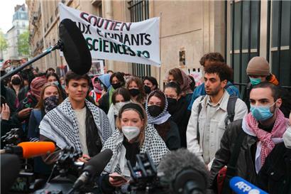 Des étudiants viennent en support aux occupants du bâtiment de Sciences Po à Paris dans la rue Saint-Guillaume
