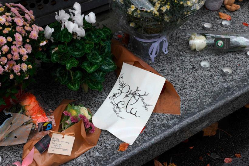 Des fleurs sont exposées devant le collège de Lola à Paris
