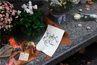 Des fleurs sont exposées devant le collège de Lola à Paris
