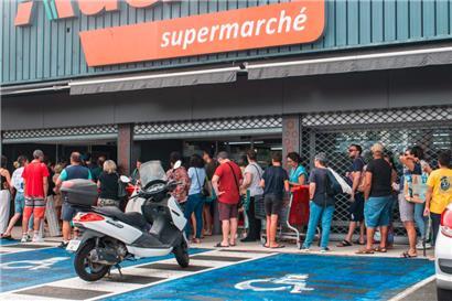 Des habitants de Nouméa font la queue devant un supermarché en manque d’approvisionnement dû aux nombreux pillages
