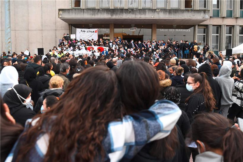 Des jeunes en deuil se rassemblent après la mort par balles de Aymane, un garçon de 15 ans
