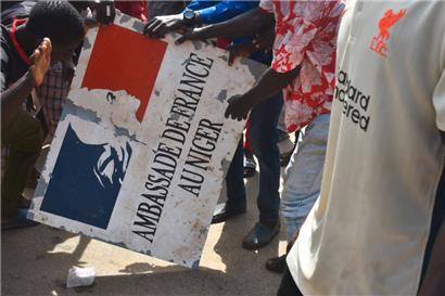 Des manifestants à Niamey se sont emparés d’une plaque de l’Ambassade de France

