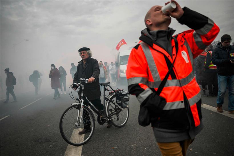Des manifestants participent à une manifestation à Lyon le 7 mars, au sixième jour des rassemblements nationaux organisés depuis le début de l’année contre la réforme des retraites
