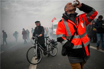 Des manifestants participent à une manifestation à Lyon le 7 mars, au sixième jour des rassemblements nationaux organisés depuis le début de l’année contre la réforme des retraites
