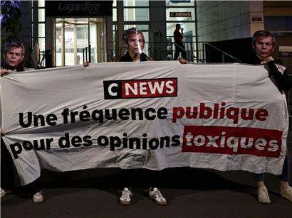 Protestierende mit Vincent Bolloré Masken demonstrieren gegen CNews Fernsehsender in Frankreich