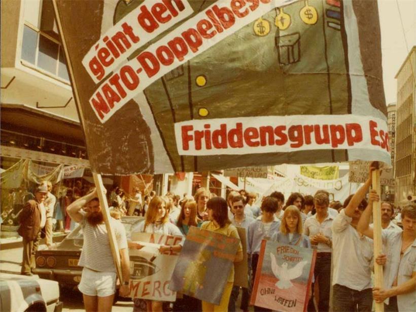 Des membres du Lëtzebuerger Friddenskomitee d‘Esch lors d‘une manifestation pour la paix à Luxembourg-Ville (photographe inconnu; collection privée de François Bausch)