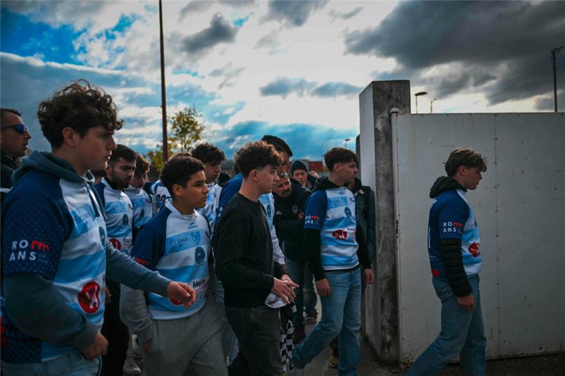 Des membres du club de rugby du RC Romans-Péage rendent hommage à Thomas
