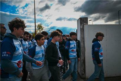 Des membres du club de rugby du RC Romans-Péage rendent hommage à Thomas
