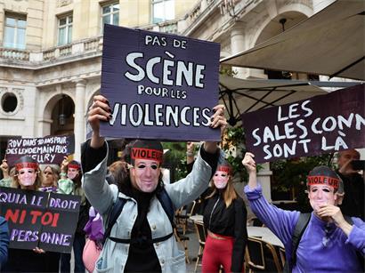Frauen demonstrieren für Gerechtigkeit gegen sexuelle Gewalt bei feministischer NousToutes-Protestaktion
