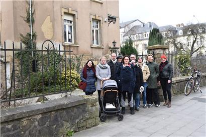Des membres du groupe „Luxembourg under destruction – Mir wëllen hale wat mir hunn“ rassemblés devant une maison de maître qui sera bientôt détruite
