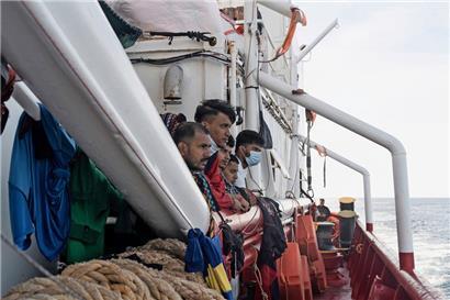 Des migrants sur le navire Ocean Viking 

