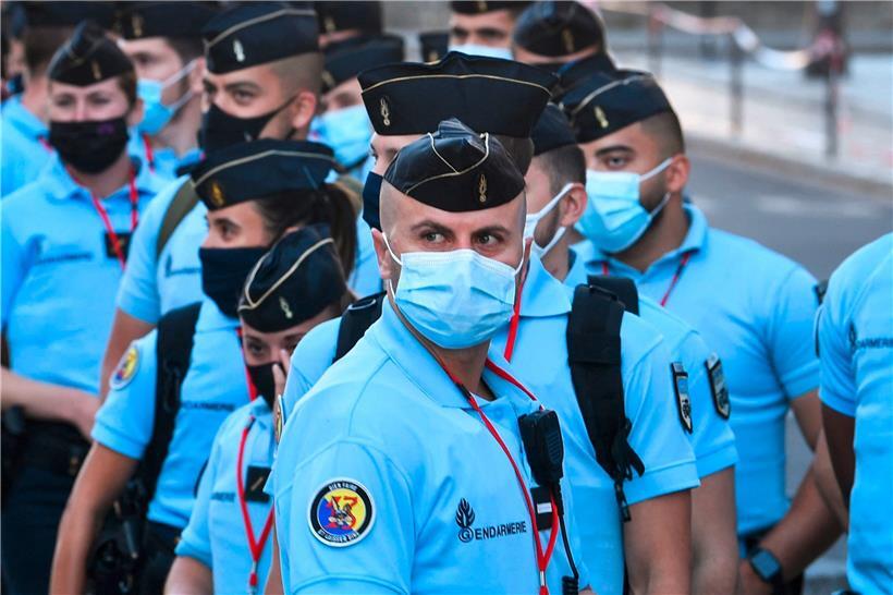 Des officiers de la gendarmerie française arrivent au Palais de Justice de Paris
