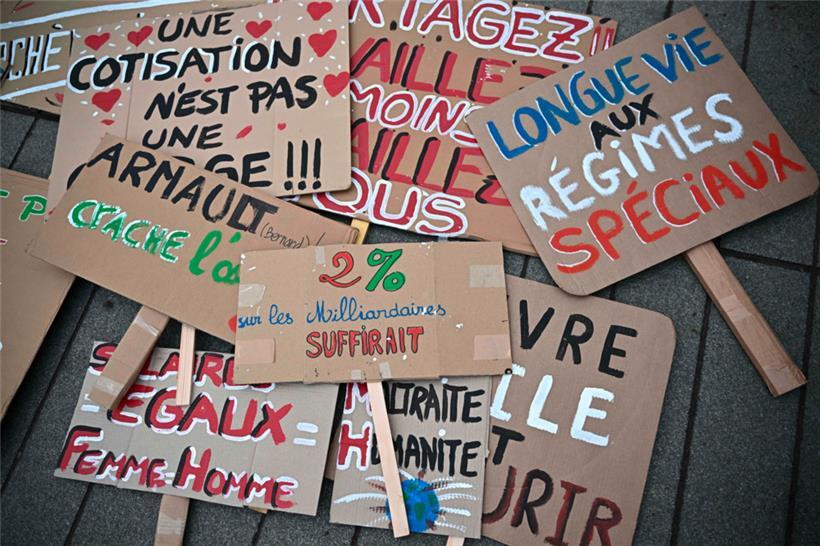Des pancartes d’une manifestation au deuxième jour de grèves et de protestations nationales contre la réforme des retraites à Nantes
