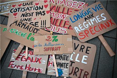 Des pancartes d’une manifestation au deuxième jour de grèves et de protestations nationales contre la réforme des retraites à Nantes
