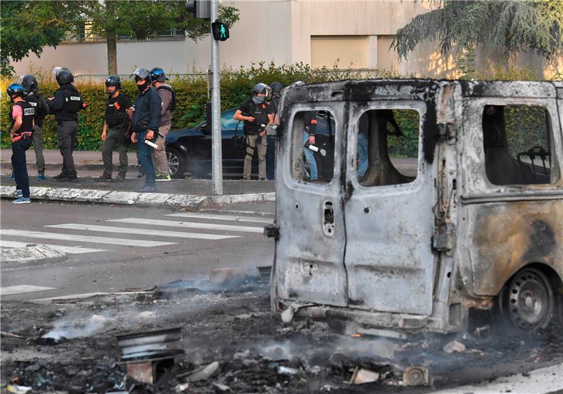 Des policiers se sont regroupés proche d’une fourgonette incendiée dans le quartier Gresilles à Dijon
