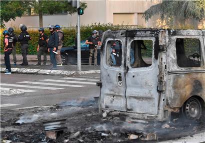 Des policiers se sont regroupés proche d’une fourgonette incendiée dans le quartier Gresilles à Dijon
