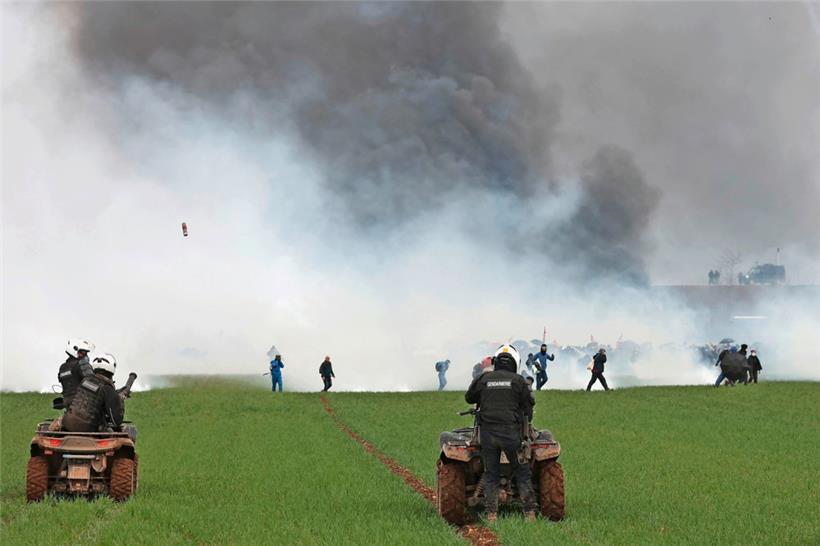 Des policiers tirent des grenades lacrymogènes en direction de manifestants
