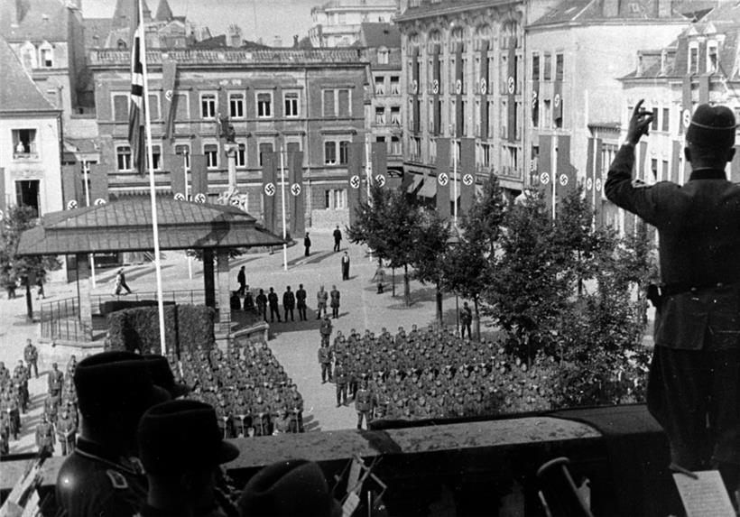 Des soldats allemands 1942 sur la place d’Armes
