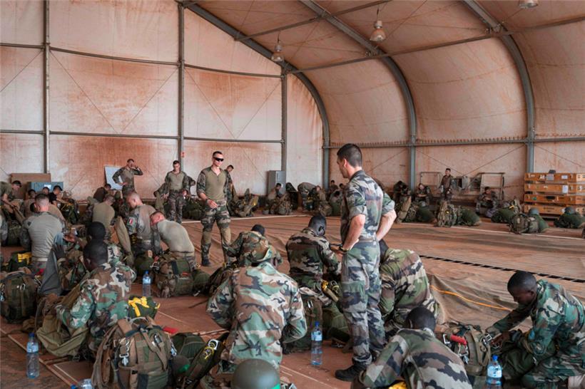 Des soldats d’un régiment de parachutistes français et des soldats du Niger se préparent pour une mission commune en mai à Niamey
