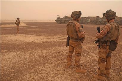 Des soldats français en mission au Mali: leur nombre actuel de 5.100 pourrait être sensiblement réduit dans le temps à venir
