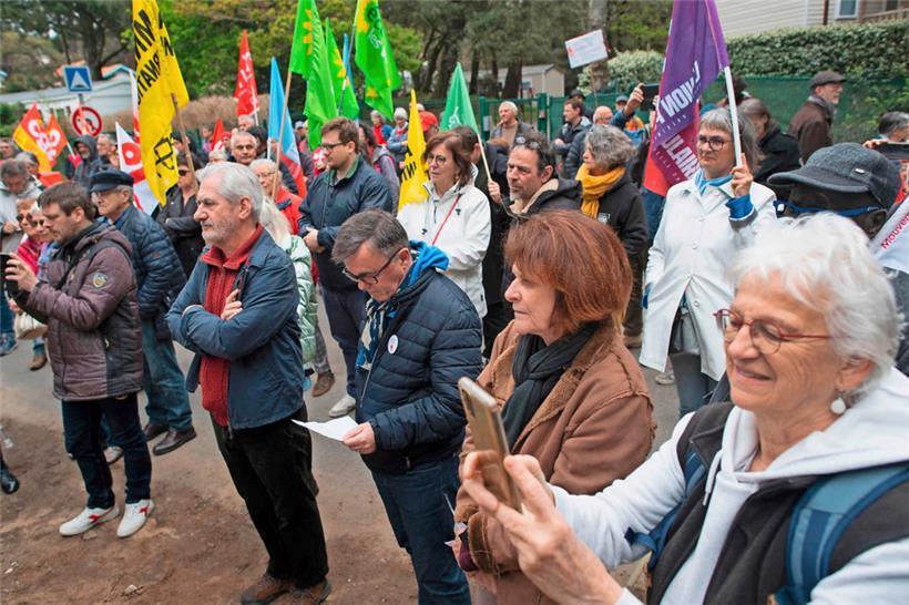 Des supporteurs de l’„Association du collectif des Brévinois attentifs et solidaires“ se sont rassemblés sur un chantier pour manifester contre la construction du foyer d’accueil pour immigrants 

