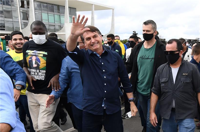 „Deshalb will ich, (…) dass die Bevölkerung bewaffnet wird“: Brasiliens extrem rechter Präsident gerät wegen eines Videos unter Druck
