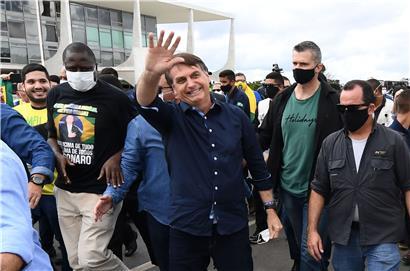 „Deshalb will ich, (…) dass die Bevölkerung bewaffnet wird“: Brasiliens extrem rechter Präsident gerät wegen eines Videos unter Druck

