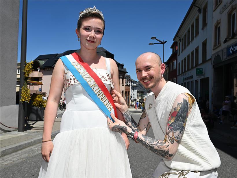 Ein Hauch von Hollywood beim „Geenzefest“ Designer Kevin Thommes präsentiert selbstgenähtes Kleid der Geenzekinnigin Fiona Streicher auf Modeevent