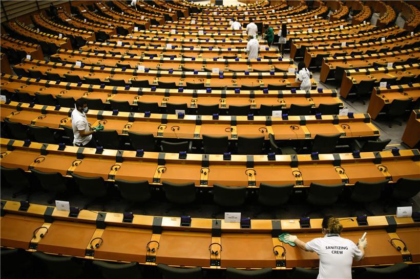 Desinfektion im Europaparlament in Brüssel: Der Streit ums Geld zur Überwindung der Corona-Krise dürfte sich noch hinziehen 
