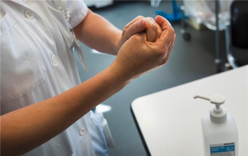 Desinfektionsmittel sind derzeit gefragt. Zur Bekämpfung des Coronavirus ist es jedoch weitgehend unnötig. 
