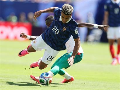 Desiré Doué im Frankreich-Trikot neben Bruder Guéla Doué im Elfenbeinküste-Trikot beim Fußballspiel