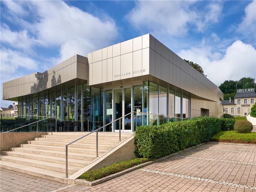 Alt-Tag: Historisches Dessom-Gebäude in Remich, Luxemburg, mit traditioneller Architektur und Stadtpanorama