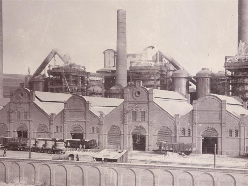 Détail d’une photo de l’usine de Terre Rouge prise à la fin du XIXe s. montrant l’aspect extérieur des halles de coulée