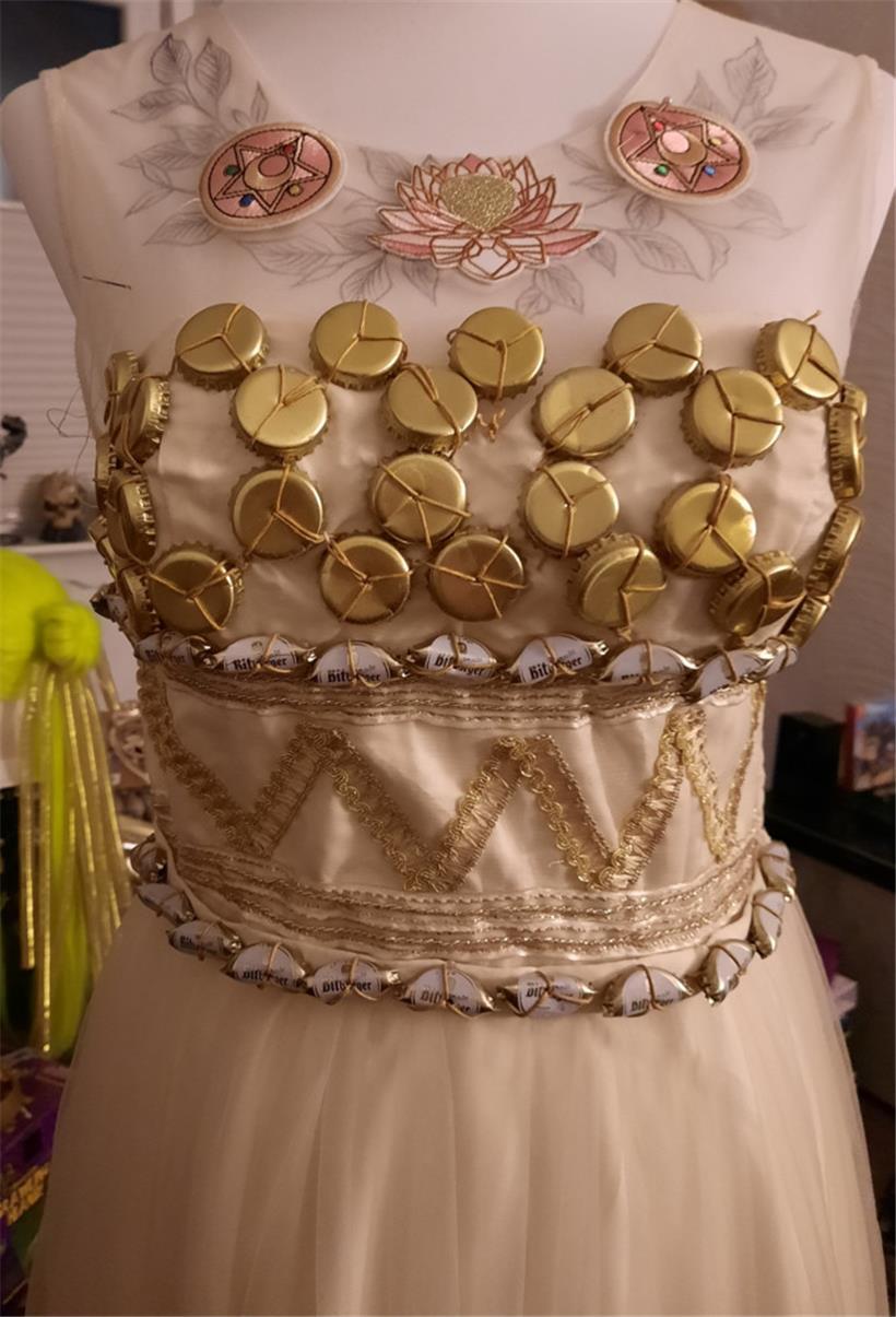 Detailarbeit zum Kostüm von Prinzessin Serenity als „Sailor Moon“