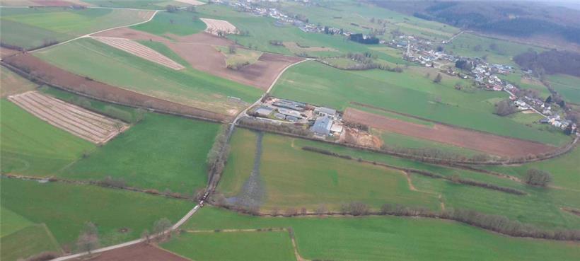 Deutlich zu sehen: Eine dunkle Spur führt von der Biogasanlage Beckerich Richtung Gewässer
