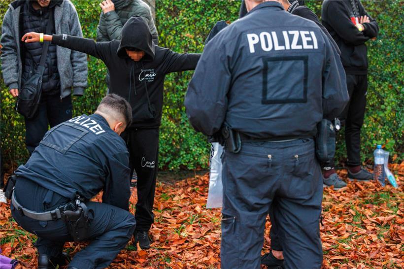 Deutsche Bundespolizei greift illegale Migranten an der polnischen Grenze auf

