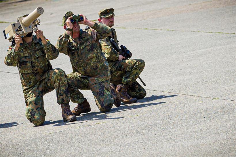 Deutsche Bundeswehr-Soldaten nehmen an NATO-Übung zur Drohnenabwehr teil: Viele junge Leute in Deutschland wollen da nicht mitmachen