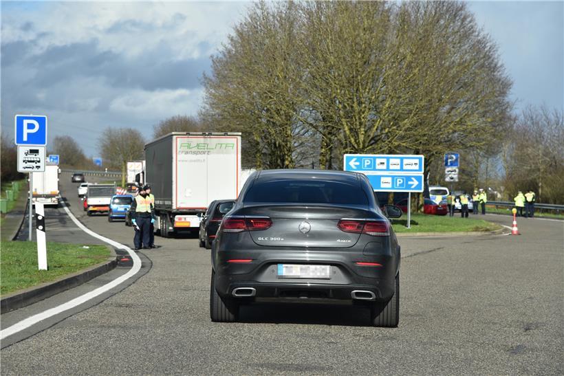 Deutsche Polizisten kontrollieren den Verkehr hinter der luxemburgischen Grenze
