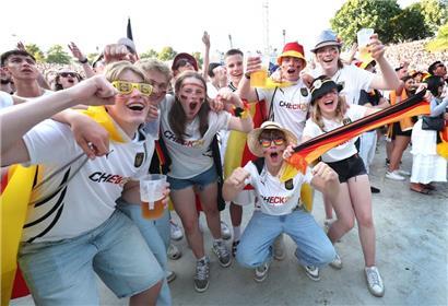 Deutschland feiert und Verbraucherschützer kritisieren
