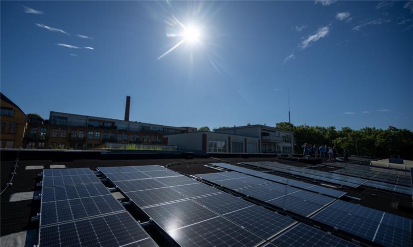 Deutschland im Sonnenlicht: Solarmodule auf einem Flachdach
